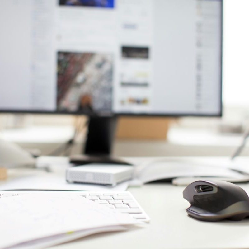 Online Business English für Unternehmen in Deutschland Schreibtisch mit Computer – Online Englischkurs Arbeitsplatz